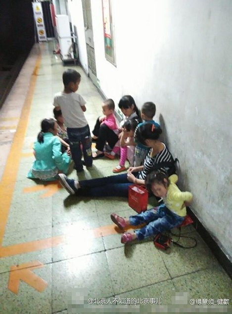 Thời gian gần đây, trên các tuyến tàu điện ngầm, các địa điểm công cộng ở Bắc Kinh xuất hiện ngày càng nhiều trẻ nhỏ, lân la xin tiền của khách đi tàu điện và người đi đường.
