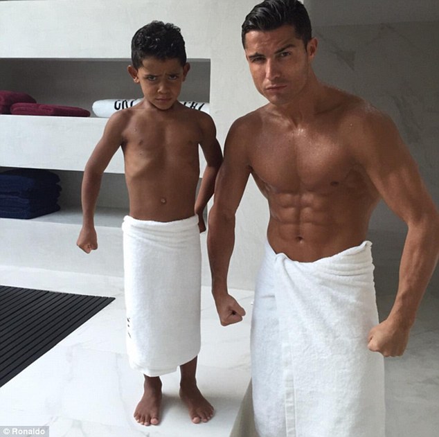 Bức ảnh mới nhất của Ronaldo và con trai được chia sẻ với NHM.