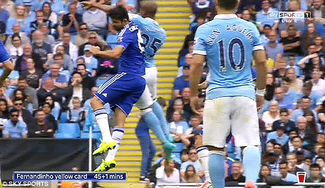 Fernandinho thúc cùi chỏ vào đầu Diego Costa trong 1 tình huống tranh chấp ở 45 phút đầu tiên.