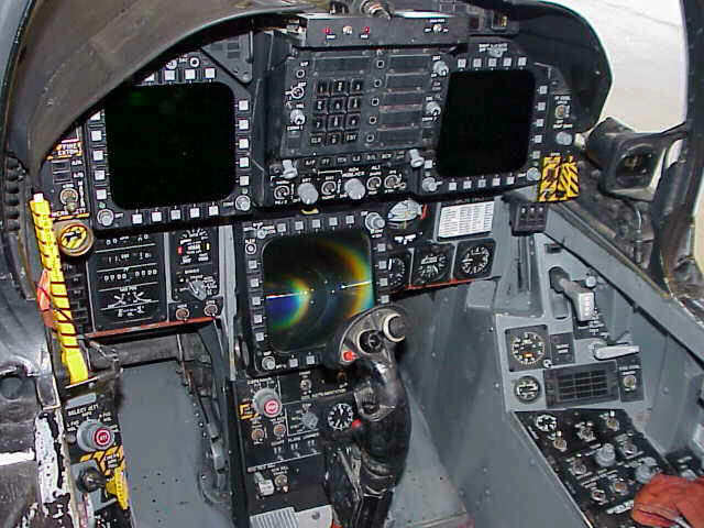 Buồng lái F/A-18A với 3 màn hình hiển thị đa chức năng đơn sắc Kaiser