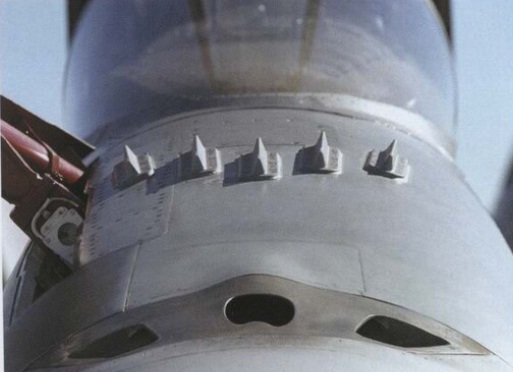 5 ăng ten của hệ thống phân biệt bạn-thù AN/APX-113 lắp trên mũi F/A-18C, phía trước buồng lái