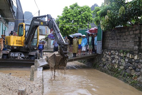 quang ninh: mua lon, mot phu nu bi hut xuong cong tu than - 1