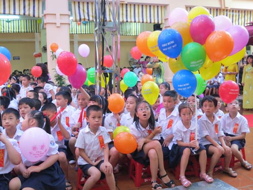 lan dau tien khai giang, hs khong phai vay co cho lanh dao - 1