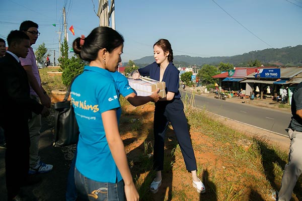 Nhân dịp lễ khai giảng chào mừng năm học mới, nữ diễn viên Tiểu thư đi học đã theo chân đoàn từ thiện Giọt Nắng đến thăm và trao quà cho các học sinh có hoàn cảnh khó khăn tại một trường tiểu học thuộc tỉnh Lâm Đồng.