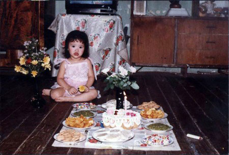 
Sinh năm 1988 tại Hà Nội, cô bé Mai Hồng Ngọc - tên thật của Đông Nhi - lớn lên trong điều kiện gia đình không mấy khá giả. Bản tính của Hồng Ngọc - Đông Nhi - cũng khá nhút nhát, sống khuôn phép, chừng mực.
