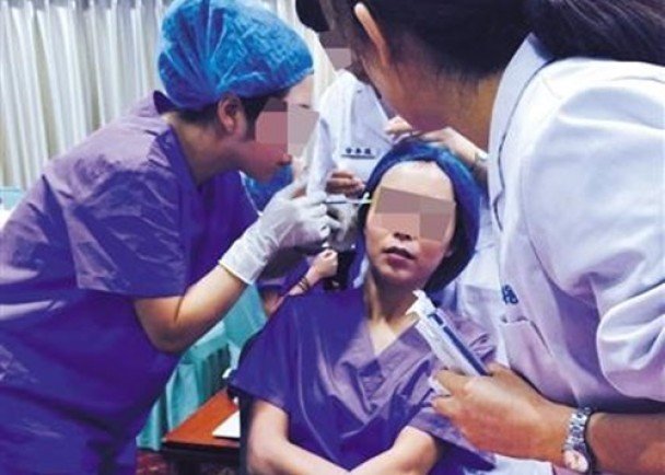 
Trong giờ bồi dưỡng kỹ năng vi chỉnh hình tại cơ sở thẩm mỹ Kinh Hán, các học viên đang thực hành các bước vi chỉnh hình cho nhau. 
