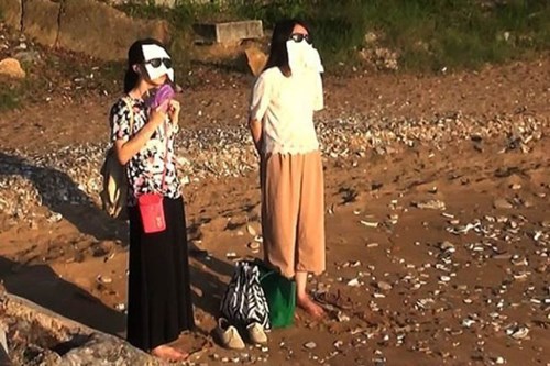 
Theo Shanghaiist, gần đây, có một nhóm phụ nữ trẻ thường xuyên đứng nhìn chằm chằm vào mặt trời khoảng một khoảng thời gian dài, trên một bãi biển ở làng Sam Ka, Hong Kong trong nỗ lực giảm cân kì lạ. Nhóm phụ nữ trẻ này có khoảng 10 người, ở độ tuổi từ 20 đến 30 thường tụ tập tại vào 2 thời điểm trong ngày là lúc bình minh và hoàng hôn. Họ&nbsp;cởi giày, đeo kính râm, đặt hẹn giờ ở điện thoại rồi xếp thành hàng và bắt đầu quá trình giảm cân kì lạ.
