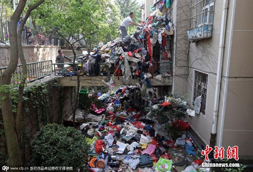 
Theo Shanghaiist, một người cao tuổi ở Thanh Đảo, tỉnh Sơn Đông, Trung Quốc đã gây phiền toái cho hàng xóm xung quanh khi vứt rác bừa bãi ngày trước cổng tòa nhà trong nhiều năm để rồi thành một núi rác khổng lồ.
