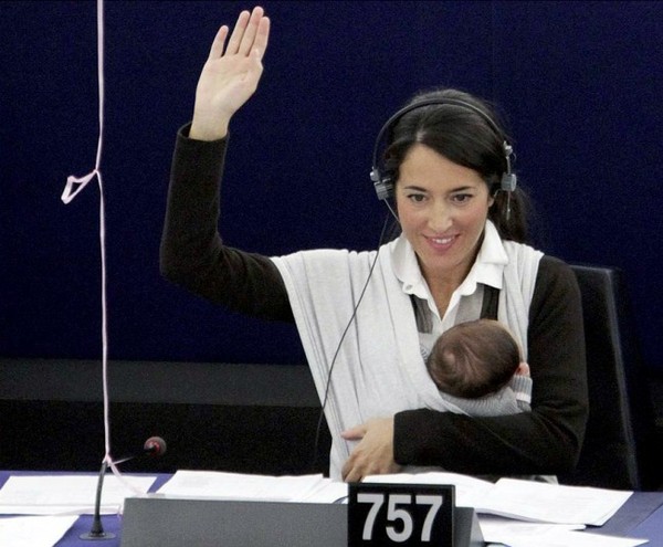 
Vittoria trở nên nổi tiếng kể từ khi cô bé được tham dự cuộc họp nghị viện Châu Âu với mẹ của mình vào năm 2010, khi ấy cô bé mới được hơn 1 tháng tuổi.
