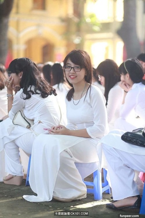Mới đây, cứ dân mạng TQ chuyền tay nhau những hình ảnh nữ sinh Việt xinh đẹp trong tà áo dài truyền thống.