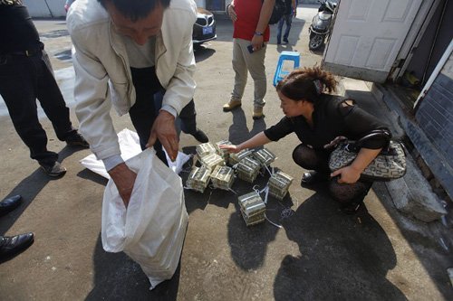 Bà Li Sufen nhận khoản bồi thường toàn bằng tiền lẻ nặng hơn 10 kg.