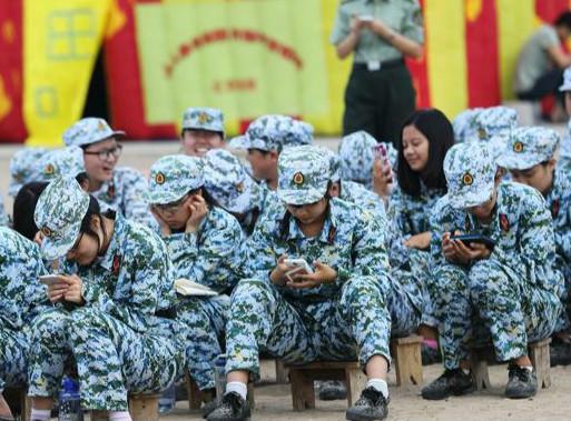 
Điện thoại thông minh đang dần trở thành một phần không thể thiếu trong đời sống con người, đặc biệt là giới trẻ.
