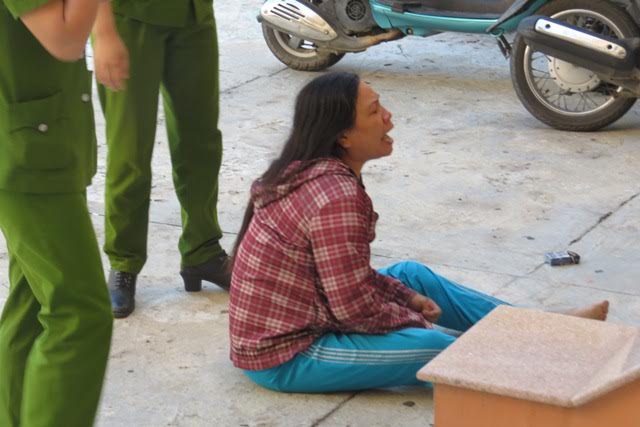 
Bà Ngô Thị Tuyết (chị bị hại Ngô Thanh Kiều) la khóc tại tòa sáng 22.9.
