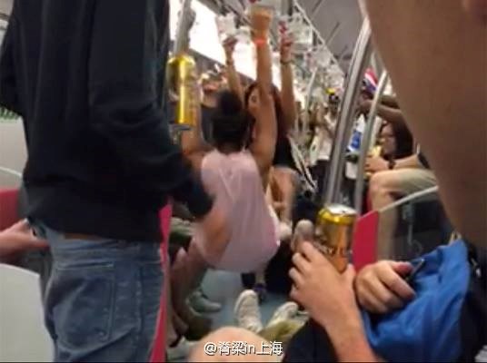 
Một nhóm du khách nước ngoài đã thu hút sự chú ý của cộng đồng mạng Trung Quốc trong những ngày qua khi có nhiều hành động thiếu văn hóa trên tàu điện ngầm Thượng Hải. (Nguồn: CCTVNews)
