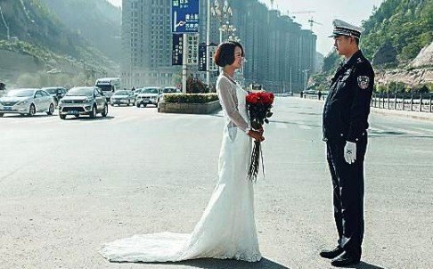 Một bức ảnh cưới chụp vội của cặp đôi Trung Quốc khi chú rể vẫn đang mặc đồng phục cảnh sát giao thông và đang trong ca làm việc.