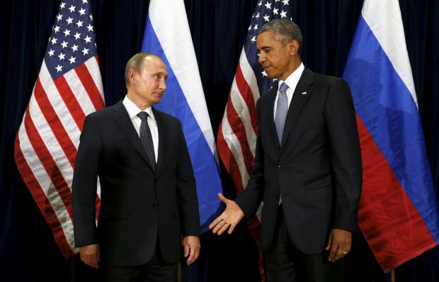 
Tổng thống Obama chìa tay ra trước để bắt tay người đồng cấp Nga, Tổng thống Putin.
