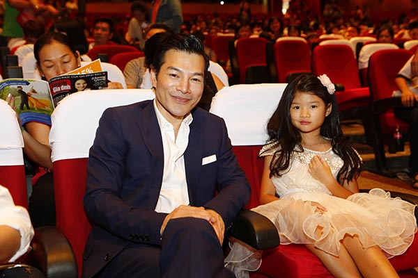 Ngoài gia đình Ốc Thanh Vân, Trần Bảo Sơn cũng đưa con gái Bảo Tiên đi xem các nhân vật hoạt hình biểu diễn.