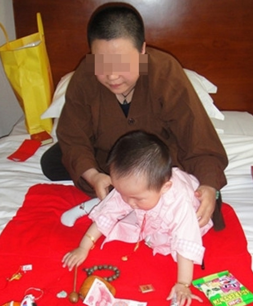 
Bé gái này nay đã 6 tuổi, đang bị cuốn vào vòng xoáy thị phi của Phương trượng Thiếu Lâm.
