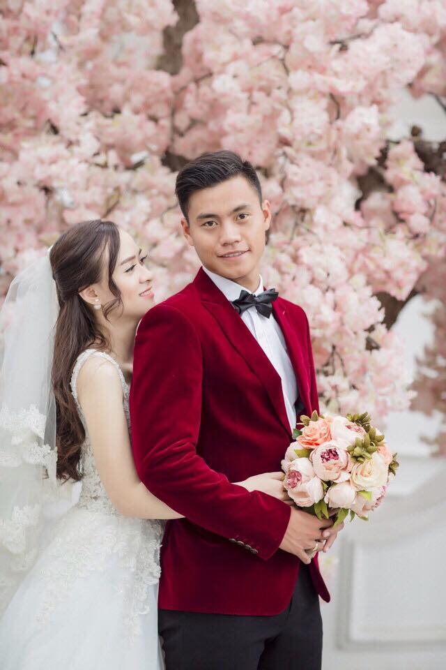 
Tạ Thái Học bảnh bao trong bộ ảnh cưới với cô dâu Đặng Thị Hoài Thanh.

