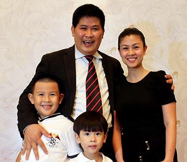 
Phước Sang và Kim Thư cùng hai con trai ngày còn hạnh phúc bên nhau.
