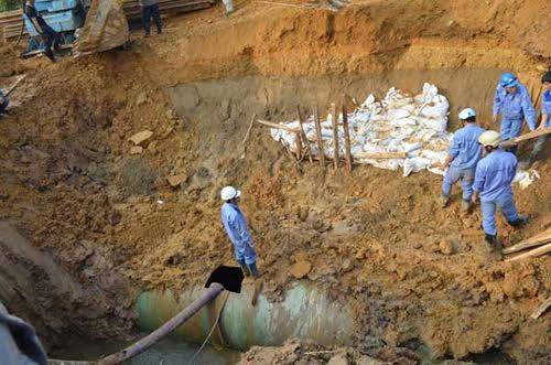 
Đường ống dẫn nước từ sông Đà về Hà Nội liên tục vỡ trong năm 2015, ảnh hưởng tới cuộc sống, sinh hoạt của khoảng 70.000 hộ dân Thủ đô.
