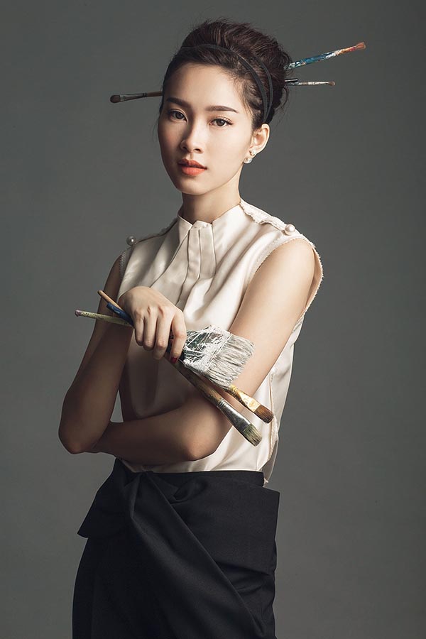 
Từ khi đăng quang Hoa hậu Việt Nam 2012, Đặng Thu Thảo xây dựng hình ảnh của một người đẹp sang trọng, kín đáo.
