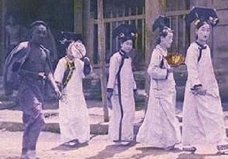 
Ảnh hồn ma các cung nữ dưới thời nhà Thanh được lan truyền trên mạng internet ở Trung Quốc.
