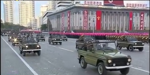 
Một bất ngờ thú vị khi dẫn đầu đội hình xe cơ giới của Triều Tiên là mẫu xe Mercedes Benz 230 G SUV. Hiện vẫn chưa rõ bằng cách nào Triều Tiên sở hữu mẫu xe này trong khi đang phải chịu cấm vận từ các quốc gia phương Tây.
