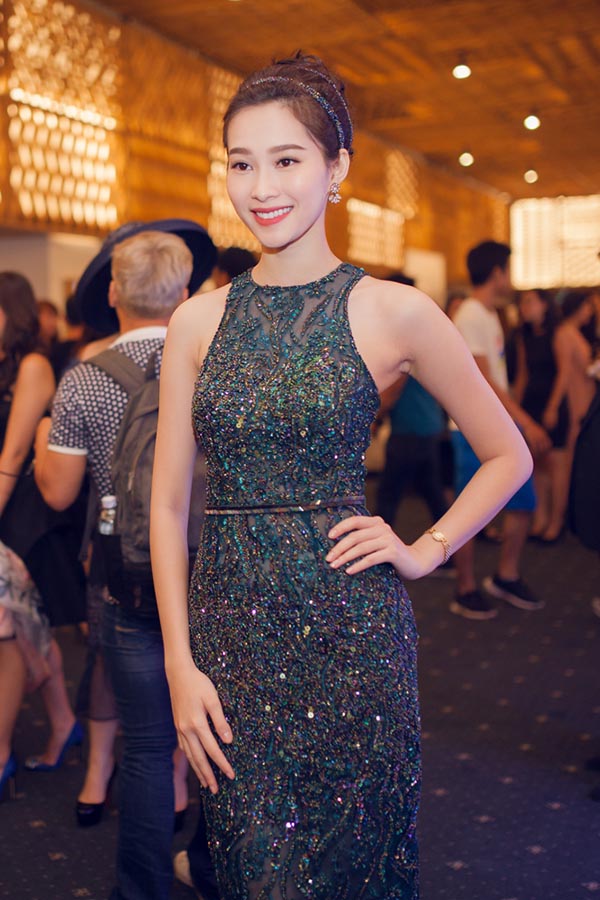 Tối qua (10/10), Hoa hậu Đặng Thu Thảo xuất hiện nổi bật trong sự kiện thời trang Elle Fashion Show 2015 diễn ra ở TP. HCM.