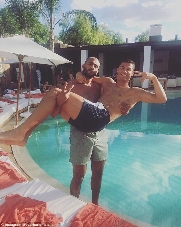 
Badr Hari bế Ronaldo.
