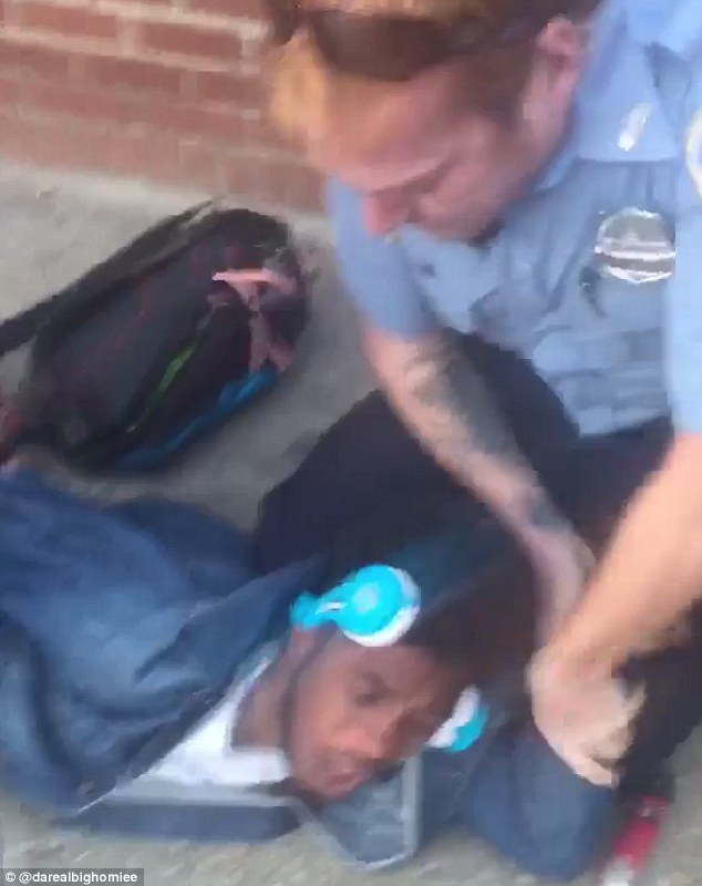
Hình ảnh cắt ra từ video ghi lại cảnh Jason bị 2 cảnh sát bất ngờ trấn áp trên đường về nhà.
