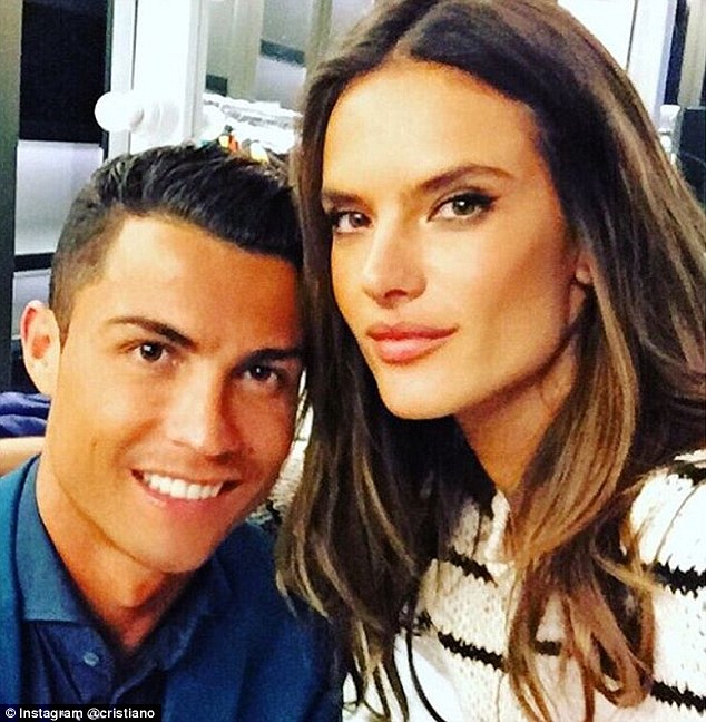 
Alessandra Ambrosio và Cris Ronaldo.
