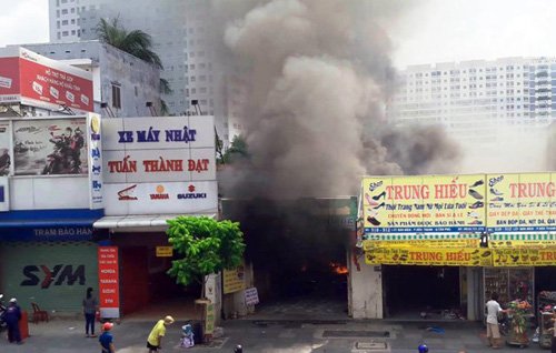 Sau tiếng nổ lớn, cả căn nhà làm nơi kinh doanh quán hủ tiếu dê trên đường Lũy Bán Bích bùng cháy dữ dội. Phía trên gác lửng của căn nhà, bà Kiều cùng con gái kêu cứu nhưng mọi người đành bất lực