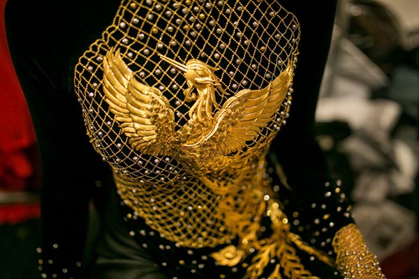 Cận cảnh chiếc áo vàng giá 1,2 tỷ mặc trên người Thanh Hằng - Ảnh 3.