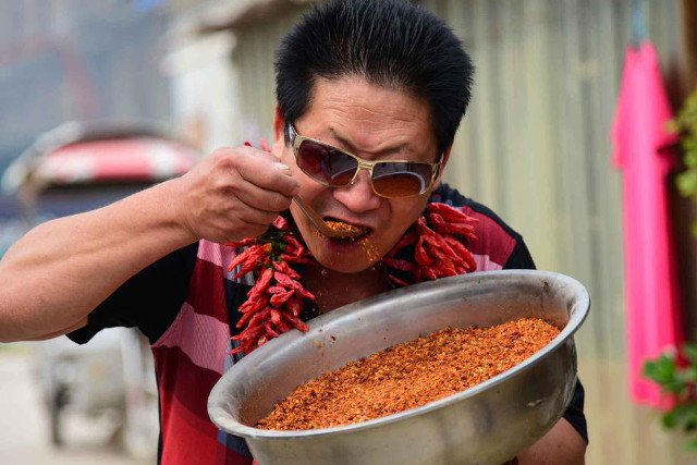Ông Li  ăn 2,5 kg ớt mỗi ngày.