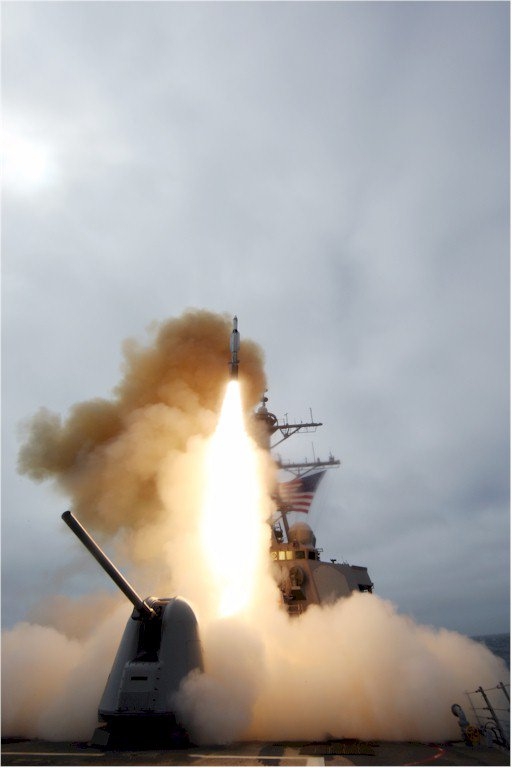
Vũ khí uy lực nhất trên tàu là 90 ống phóng thẳng đứng đa năng Mk 41 được bố trí phía trước và phía sau tàu, có khả năng bắn được các loại tên lửa đánh chặn SM, tên lửa hành trình BGM-109 Tomahawk, tên lửa chống ngầm RUM-139 VL-ASROC.
