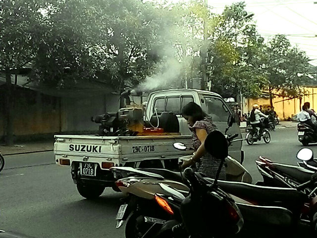 
Phun thuốc diệt muỗi trên đường thuộc phường Vĩnh Nguyên vào sáng 20.10
