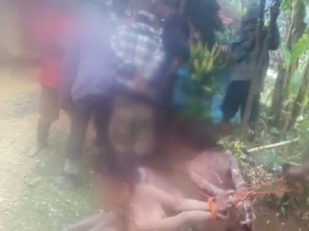 
Những người phụ nữ này bị buộc tội dùng tà thuật sau khi một thanh niên trong làng ngã bệnh.
