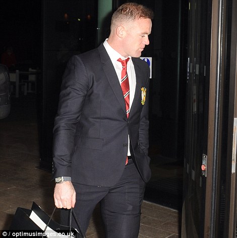 
Rooney ăn vận khá nghiêm túc khi tới dự tiệc sinh nhật của mình tại khách sạn Hilton ở Liverpool.
