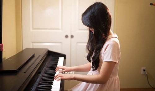 An Coong bên cây đàn piano quen thuộc