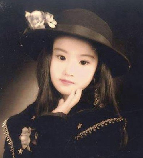 
Lưu Diệc Phi sinh năm 1987 (28 tuổi), từ nhỏ đã xinh đẹp như một nàng công chúa trong chuyện cổ tích với đôi mắt to tròn, hàng lông mày lá liễu và đôi môi trái tim căng mọng.
