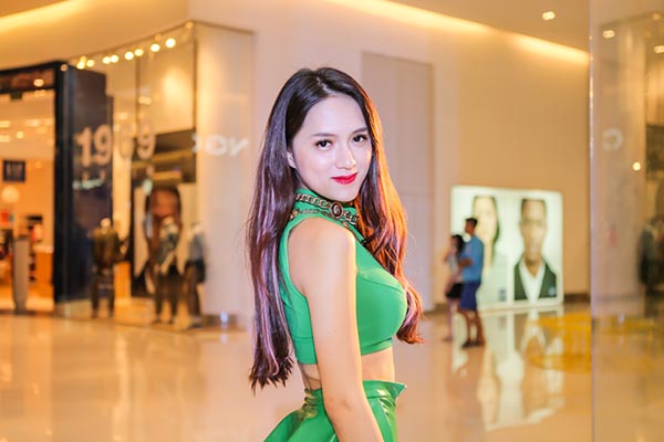 
Tối 30/10, Hương Giang Idol đảm nhận vai trò khách mời cho chuỗi ngày hội diễn ra ở trung tâm thương mại Crescent Mall tại TP. HCM.
