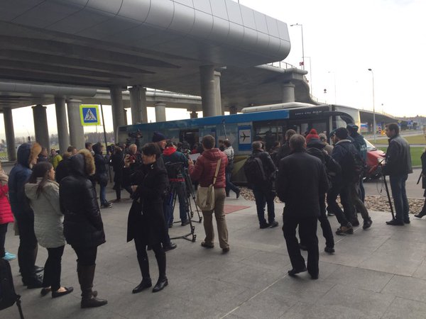 
Thân nhân các hành khách xấu số lên xe bus tới trung tâm xử lý khủng hoảng.
