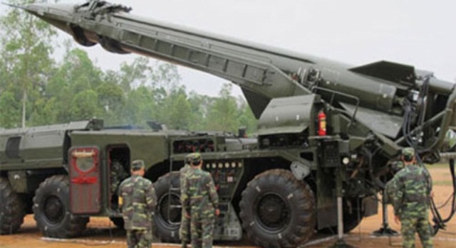 
Bệ phóng di động 9P117 Uragan và đạn tên lửa R-17 Elbrus (Scud B) của Việt Nam. Ảnh: Quân đội nhân dân
