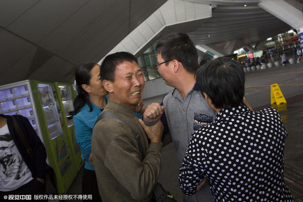 
Vợ chồng ông Lưu vô cùng xúc động trong ngày đoàn tụ với cậu con trai út thất lạc hơn 20 năm.

