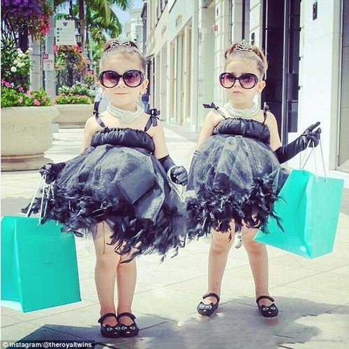 Cặp chị em sinh đôi 4 tuổi Bella và Chloe vốn được nhiều người biết đến khi ăn mặc giống hệt nhân vật Holly Golightly do diễn viên Audrey Hepburn thủ vai trong bộ phim Bữa sáng ở Tiffany.