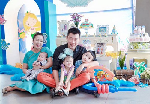 
Gia đình 5 thành viên của Ốc Thanh Vân.
