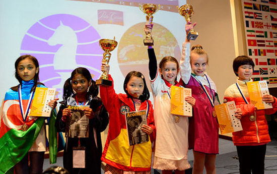 
Cẩm Hiền (thứ 3 từ trái sang) xuất sắc giành chức vô địch ở giải cờ vua trẻ thế giới.
