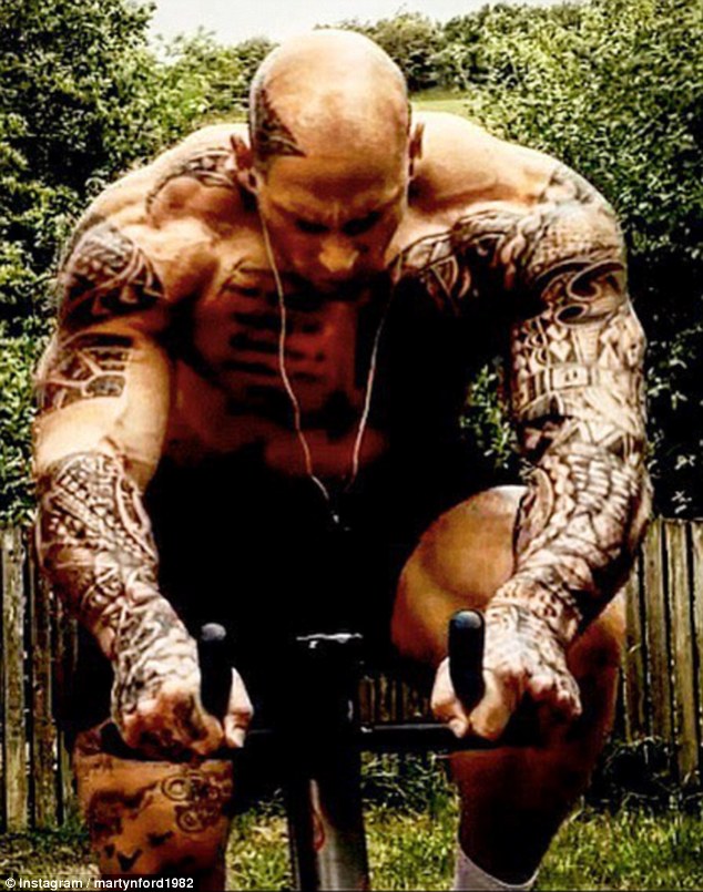 
Martyn Ford giờ như 1 gã khổng lồ, với chiều cao 203.2 cm, cân nặng 146 kg.
