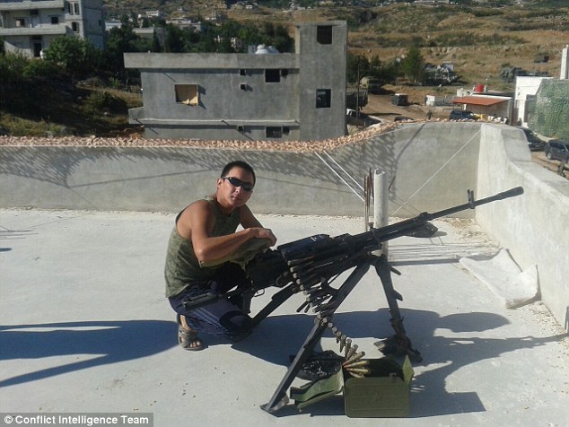 
Ayas Saryg-Ool được cho là đóng tại tây bắc Hama, sau khi bức ảnh chụp anh ta đứng trên mái nhà, bên cạnh khẩu súng máy xuất hiện trên mạng xã hội.
